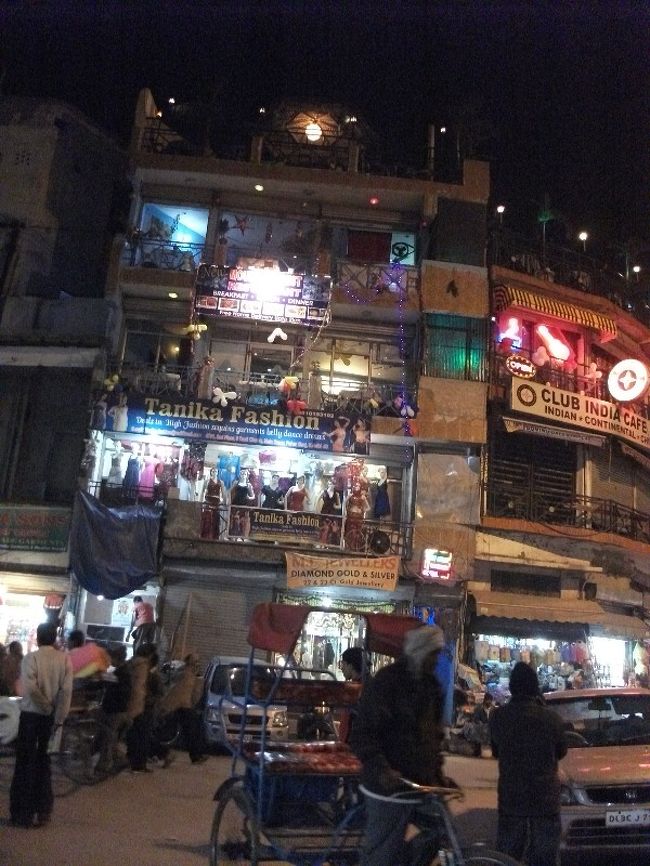 メインバザール（夜）<br />ここがニューデリー駅からのメインバザール(通り)です。