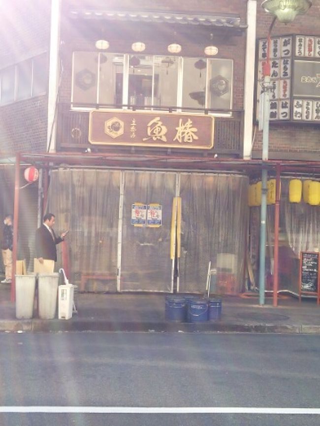 3軒のうちの、3時オープンの立ち飲み「魚椿」で飲みます♪