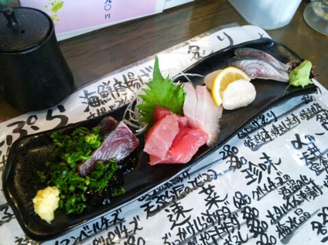 刺身の3種盛りを頼んだら、なんと5種の刺身たち。ここでは、普通に3種盛りを頼むと5種出てくるというサービスなんだって〜〜ナイス！