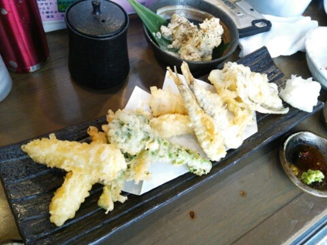 「魚椿」は、刺身と天ぷらがメインの海鮮居酒屋です。<br />なので、天ぷらの好きな物を単品で頼みます。<br /> 「菜の花天」「ベビーコーン天」「メヒカリ天」「あなご天」<br />そして、<br /> 「私たち、2月22日が誕生日なのよ〜〜〜」（友達とは同じ誕生日）って言ったら<br /> 「ぶり天」をサービスしてもらえました。