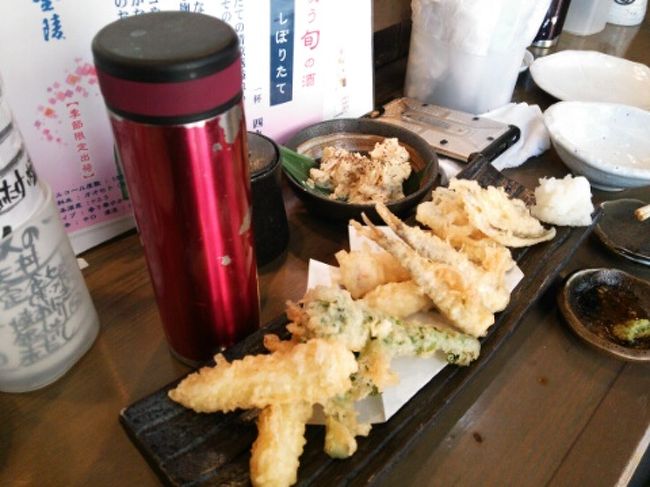 天ぷらが出てきたけど、天つゆはないの。<br /> <br />私「天つゆがないけど、大根おろしに醤油かけて食べるの？」とおそるおそる訊いてみたら、<br /> <br />店員さん「すみません、カウンターのポットに天つゆが入ってます」って。<br /> <br />ポットの存在には気付いていたけど、これは、焼酎のお湯割りのお湯かと勝手に思ってた。<br /> <br />これまた、面白いシステムだ。<br />天ぷらに、醤油かけて食べるなんて、名古屋だかっらて、いくらなんでもそんなことないよね〜〜〜爆笑でした。<br /> <br /> 