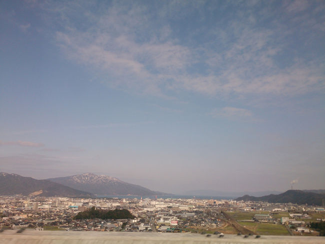 旅の始まりは青空が広がった。まだまだ、雪が残る山々が、見え、道路脇に寄せてある雪も半端ない量だった。豪雪地帯。私なんて久しぶりに見る雪に心が躍った。<br />実際生活してみると、そんな甘いものではないな。