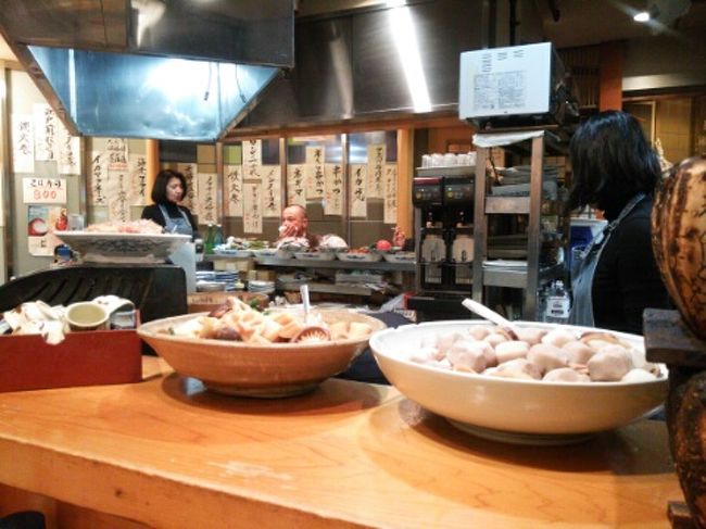 大将と、写真右と左に立っているすごく似ている女性ふたりでやっています。<br />女性ふたりは、大将の姪っ子さんだって。<br /><br />カウンターには、おばんざいものっていて、その他は、大将が、愛想よくおしゃべりしながら、てきぱきと提供していきます。