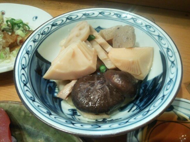 　カウンターのおばんざいから、煮つけ。