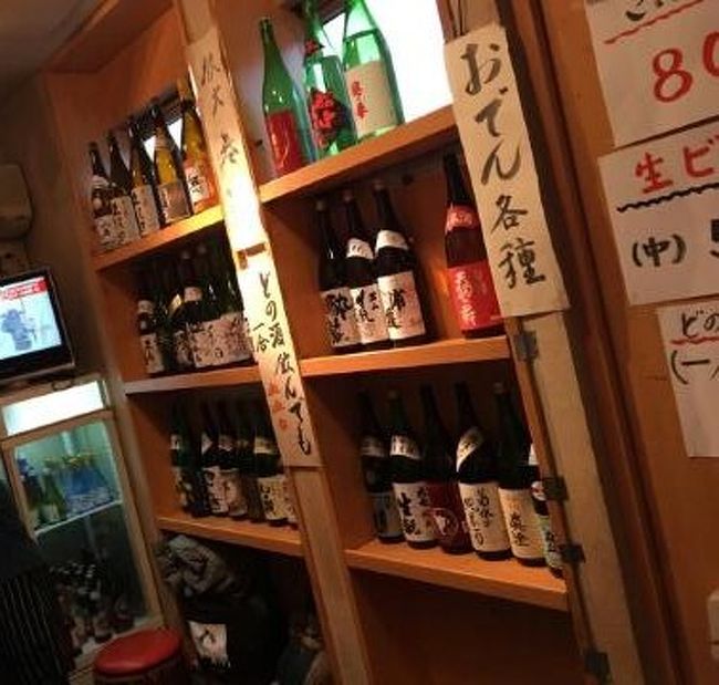 私の座った後ろには、日本酒の瓶が並べられてます。<br /><br />ここから好きなのを選んで、お姉さんに渡して、注いでもらうシステム。<br /><br />お酒はどれを選んでも、1合550円。<br /> <br />　　