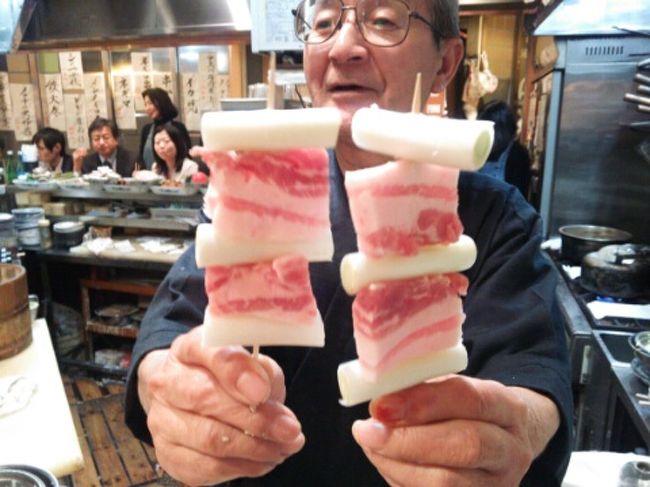 この店は、オープンして今年で52年だそう。なんと、私と同じ年じゃないの。<br /> <br />大将が、26歳から始めたって・・・・・<br />あまり顔を写さないように言われたので、頭切れてます。<br /> <br />でも、78歳になんて見えない、若々しいステキな大将でしたよ。母と同じ年だなぁ。<br /> <br />若さの秘訣は、毎日、こうやって働くことだって。<br />でも、ＧＷあたりは、毎年店を2週間休んで、奥様と海外旅行だって。