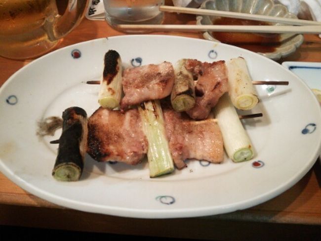 大将が持っているのは、「ねぎま」<br /><br />名古屋では、豚と葱を「ねぎま」って言うのだって。<br /> <br />「ねぎま」って、「葱とまぐろ」か「葱と鶏」よね？<br /> <br />調べたら、「ねぎま」が、豚と葱と言うのは、名古屋の文化らしい。<br /> <br /><br />