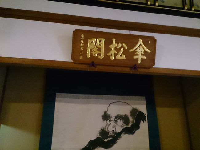 さぁ行こう！お堂とお堂は渡り廊下でつながっている。<br />