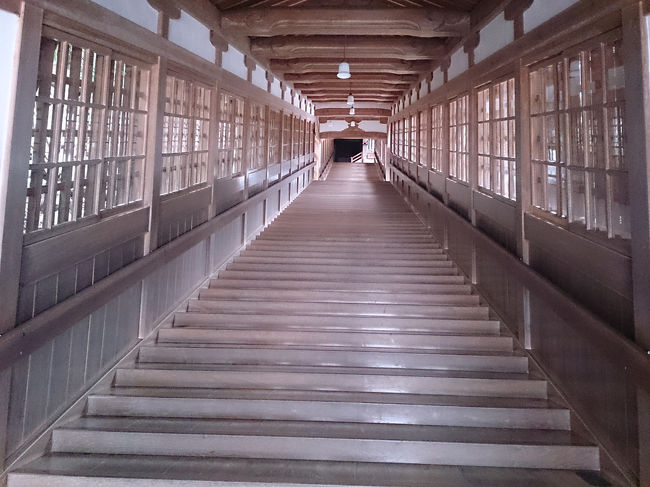 今はガラスがはめてあるけれど、昔は吹きさらしだったんだろう。おまけに、床は冷たく、裸足だろう。<br /><br />私たちは、スリッパで…