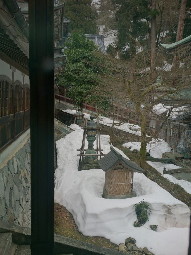 格子越しに見る外の世界。<br />雪に閉ざされた厳しい修行をほんのちょっと垣間見た。