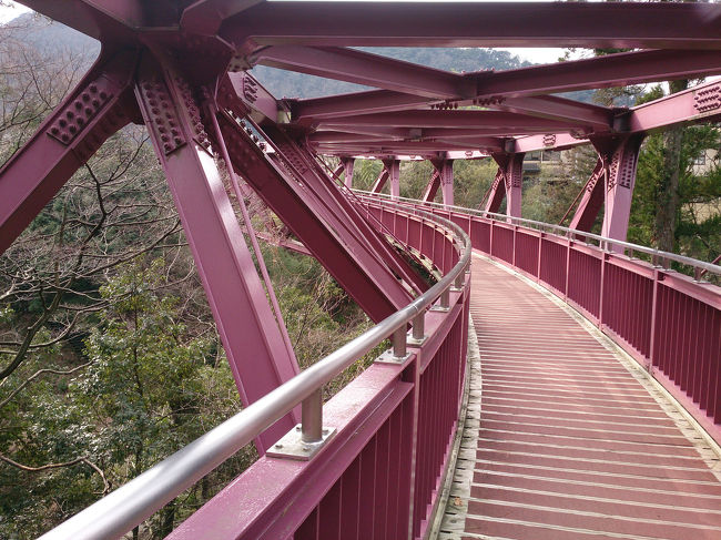 あやとり橋<br /><br />変わった構造の橋<br />山中温泉のシンボル的な感じのようだ。