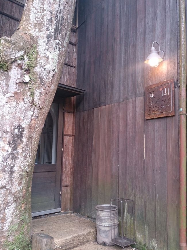 遊歩道の最後に、素敵なお店発見。<br /><br />バー？空いてるのかな？<br />中に数人見えた。ランプの明かりも見えた。<br /><br />先に行く主人を呼び止めお茶にした。