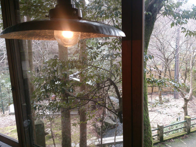 東山ボヌール<br /><br />素敵な素敵なカフェだった。<br />外から見えた灯りはこの裸電球だった。