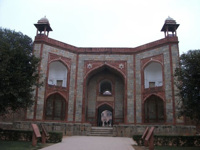 4日目(2011/1/2)：フマユーン廟、メインの門（Rs.250）<br />地下鉄Ramakrishna Ashram Marg駅からCentral Secretariat駅まで行き、そこからオートリクシャでフマユーン廟へ。<br />