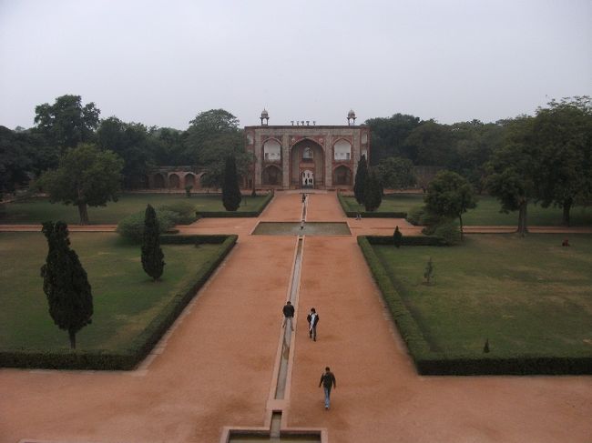 フマユーン廟からメインの門の眺め<br /><br />オートリクシャでCentral Secretariat駅へ、そこからChandni Chowk駅へ。