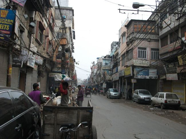 Chandni Chowk駅からChawri Bazaar通りを徒歩でジャマー・マスジットへ。