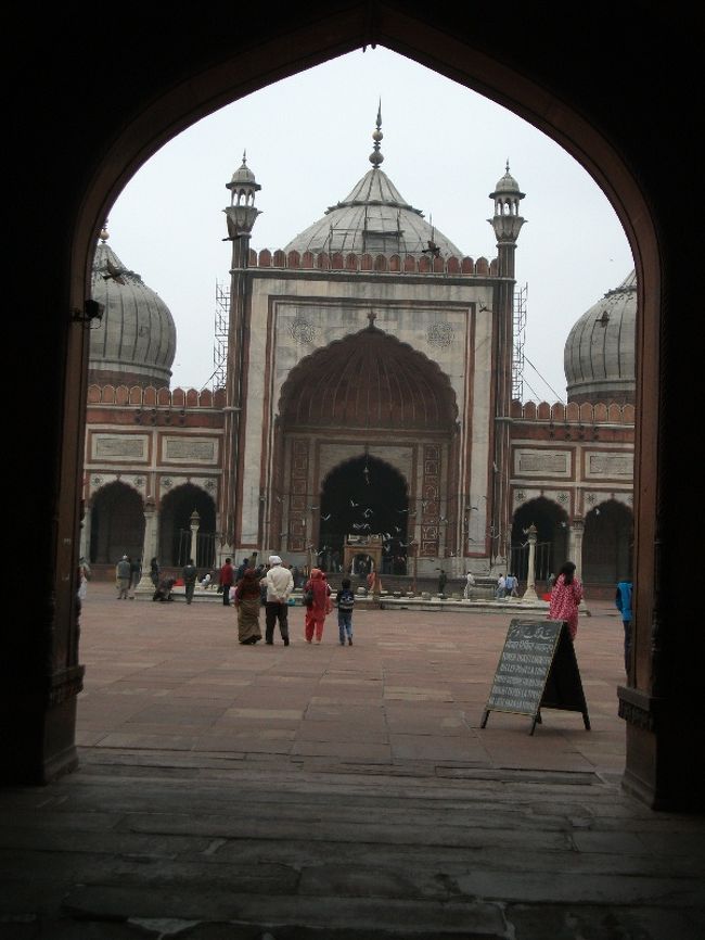 Old Delhi： ジャマー・マスジット<br />入場門で靴を預けるのでいくらか払う。<br />女性はイスラム服を借りる。<br /><br />