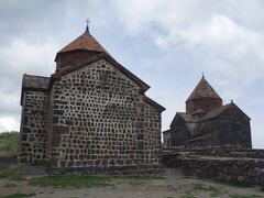 セヴァナヴァンク修道院（Sevanavank）
http://en.wikipedia.org/wiki/Sevanavank

観光客の数がハンパないw
