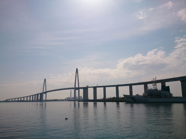 新湊に到着。<br /><br />新湊大橋<br />日本海側の一番の大橋らしい、