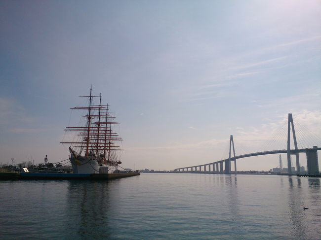 帆船と大橋の間に立山連峰が見えるはずなんだけれど、霞んで見えなかった。<br /><br />高速道路からは、よく見えていた。<br /><br />ここから、遊覧船に乗る。<br />船はどこに？<br />干潮で、船体が低くなっていたらしく石段で見えなかった。<br /><br />貸切状態だった。