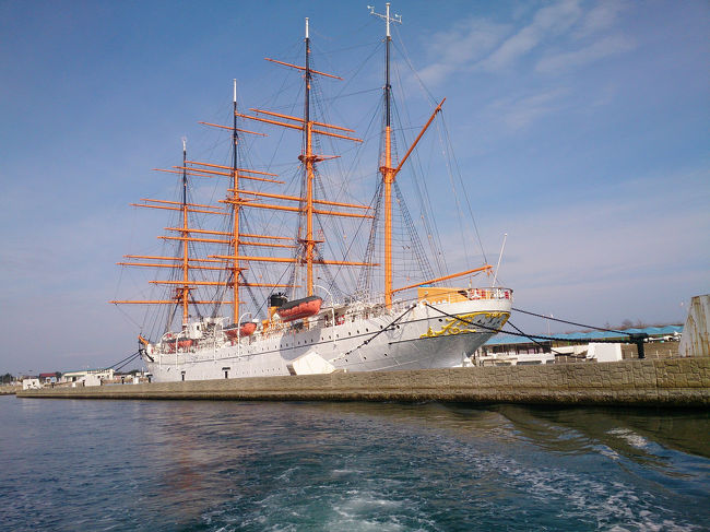 船長さん、案内の人そして、私たち二人。<br />小さな遊覧船は、大きな帆船(モニュメント)の脇を通り、船出した。