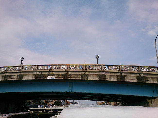 海から港を巡り、小さな町の小さな橋をいくつもくぐった。生活感たっぷりの町を船がゆく。<br /><br />両側の桜並木もきれいだろう。<br /><br />この遊覧船は桜並木と、立山連峰のセットでこそ値打ちがあるなあとこの時感じた。