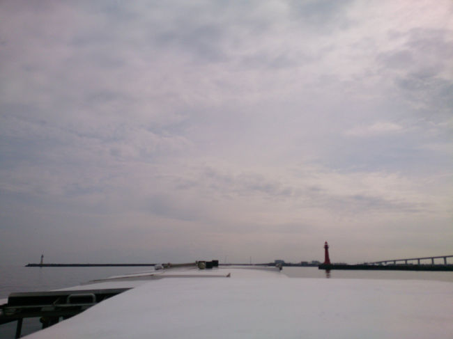 川から、また海へ出た。<br />曇ってきたのだけれどうっすら立山連峰の稜線が見えた。<br /><br />雪を頂いたどっしりした山々。今でも積雪90センチ。<br />あの雪解け水が富山湾に流れて、豊富な海の恵みが育まれるわけだなあ。