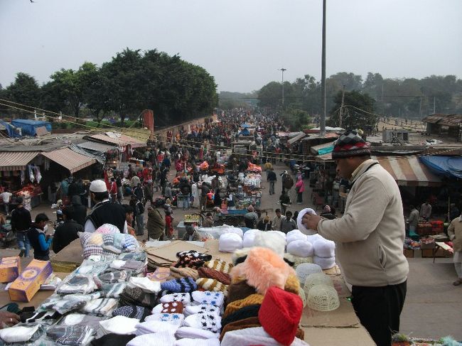 日曜市か定期市（ジャマー・マスジットの横の通り）