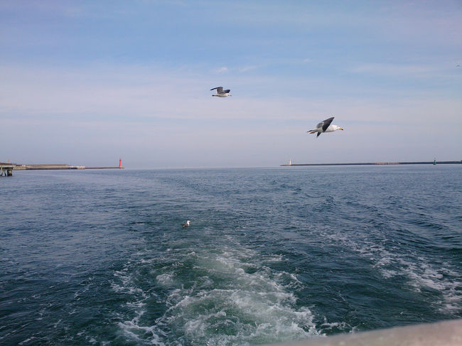 春の訪れを感じた、北陸の旅、お天気にも恵まれ良い旅だった。<br />それぞれの土地の美味しいもの、思い出の品と共に帰路に着く。<br /><br />遊覧船を追いかけてくる鴎たち。かわいい顔してるなあ〜。バイバイ。