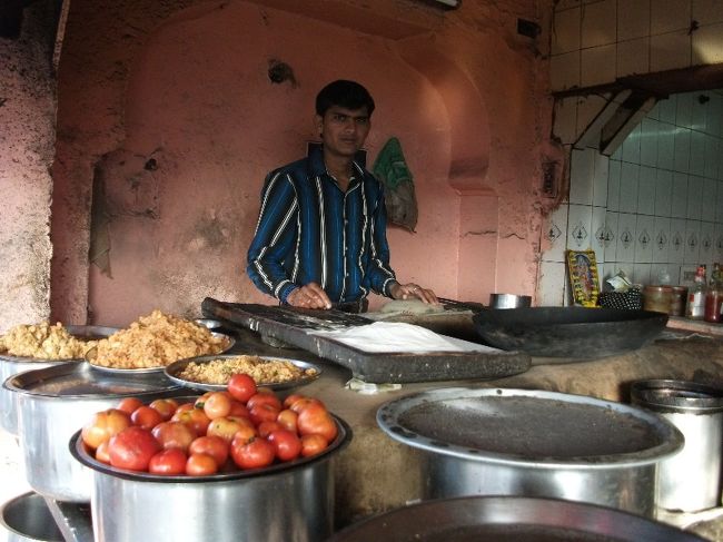 ジャイプール駅近くの食堂<br />