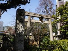 東郷神社から明治通りを千駄ヶ谷方面へ歩いていきます。
千駄ヶ谷の将棋会館の前にあるのが、千駄ヶ谷一帯の総鎮守「鳩森八幡神社」です。