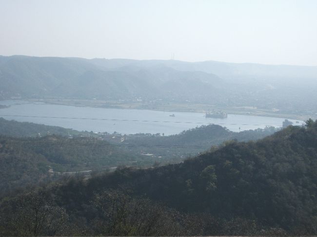 ジャイガル要塞から<br />水の宮殿ある湖が見える。