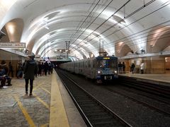 テルミニからメトロのB線でコロッセオまで。地下鉄の落書きはもはや前衛的な模様のように溶け込んでしまっている。