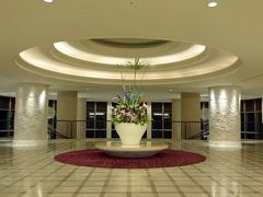 ＡＮＡインターコンチネンタル石垣リゾートに到着です。
車寄せにレンタカーを止めると、ベルボーイさんが荷物を運んでくれます。
車はスタッフの方が駐車場へ。
ここでサプライズ。
私のトランクには、名前がアルファベットで貼ってあるのですが、私を苗字でよんでいただきレセプションまで案内いただきました。