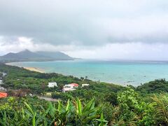 玉取崎展望台まで、車であがります。
雨模様の天気ですが、コバルトブールーの海。
晴れてたら、綺麗だろうな。