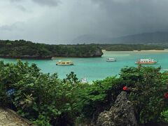 レンタカーで川平湾に移動。
小雨模様の天気ですが、海がきれい。