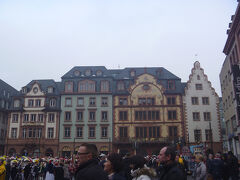 パレードの先頭はマルクト広場まで続き、マルクト広場でイベントが進行中でした。
（それこそ市長の挨拶か、マイクでしゃべっている人がいました。）