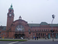 Ｓバーンで13:40ヴィースバーデンに到着しました。
街の中心部へのバス1、8､16のバス停はどこだろうなあと歩いていると母が空港にまだ行かなくて良いのかと何度も聞いてきました。19:15発のフライト。余裕を持って3時間前に飛行場に到着するとしてもまだまだ大丈夫だと言っても不安＆不満気な顔をしていたので不本意ながらせっかくここまできて街の中心部を見ずに戻ることにしました。ヴィースバーデンの写真は駅舎の写真だけです。(苦笑）