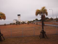 午前10時45分、宮崎空港到着。格安ツアーなので、バス満席42名。天気はこれから晴れる予定です。