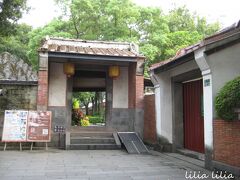 到着です。
入場料は無料です（有料だったときもあるようなのでまた変わるかも？）
林本源園邸は、林本源園さんというお名前ではありません（私、そう思っていました）。
林さんの一族の住まわれていた邸宅だそうです。
歴史的庭園です。