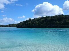 レンタカーを借りて、早速川平湾へ

海をみた瞬間、あまりの綺麗さに言葉をなくしました
ガイドブックよりきれい

さすがミシュラン