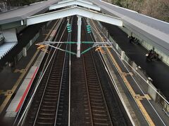 新神戸駅から布引公園に向けて出発です。
途中、駅の真上に架かる橋を渡ります。