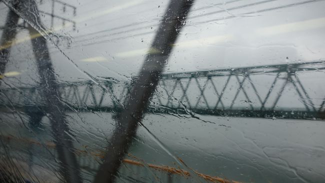 外はこんなに寒そうな、横殴りの雨（汗）