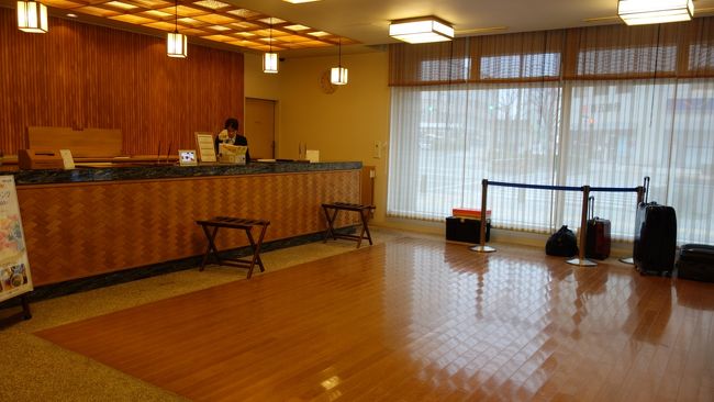 同行のお友達が教えて下さったホテル、今回お世話になる、「ドーミーイン」<br />津の駅前すぐの所にあり、駅ビルからも見えます。<br /><br />チェックイン前に荷物を預かってくれました。<br /><br />ロビーの様子。