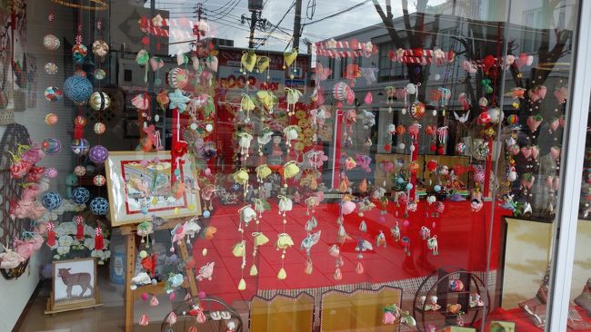 明日の3/3まで、商店街の各お店のショーウインドウに、思い思いのお雛様が飾ってあります。<br /><br />