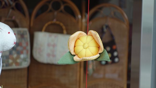 つるし雛の中に、皮をむいたみかんが。