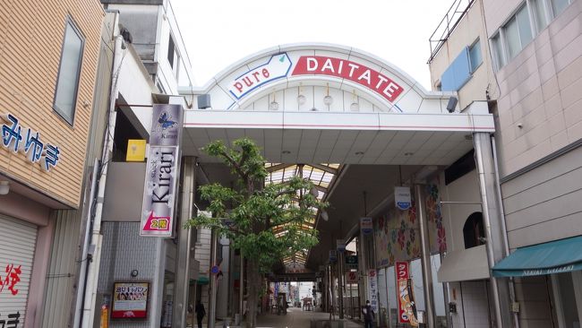 昨日催し物があったようですが、今日は月曜定休が多く、がらんとした街に、お雛様の赤がくっきりと浮かび上がる様でした。