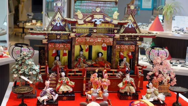 眼鏡屋さん。<br /><br />こちらのひな飾りは、屏風ではなくこうした御殿飾りがあるそうです。