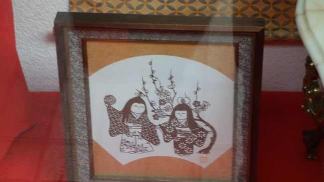 きれいな切り絵のおひなさん。