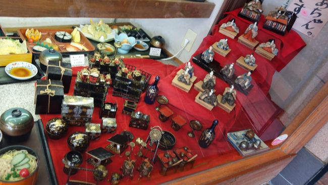 お寿司屋さんのショーケースにも。